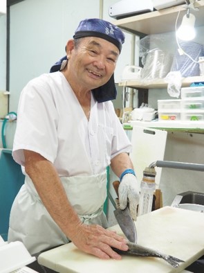 大岩保賀良「笑顔の魚屋さん」jpg